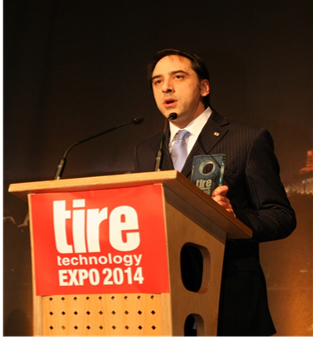 授賞式には、Bridgestone Technical Center EuropeのEmilio Tiberioが出席