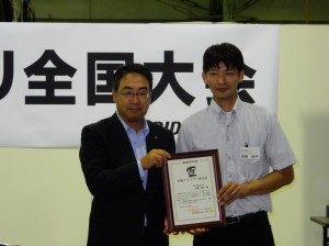最優秀賞の髙橋順平選手（右）と清水社長（左）