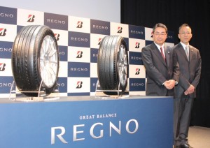 レグノの新製品を発表した清水ブリヂストンタイヤジャパン社長（左）と川原ブリヂストン・タイヤ開発第２本部長