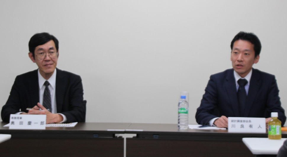 発表を行う奥田慶一郎専務理事（左）と川原統計調査部会長