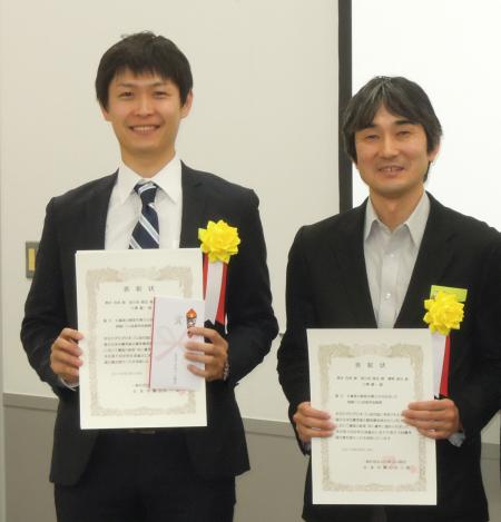 表彰状を手にする清水克典氏（左）と 網野直也氏