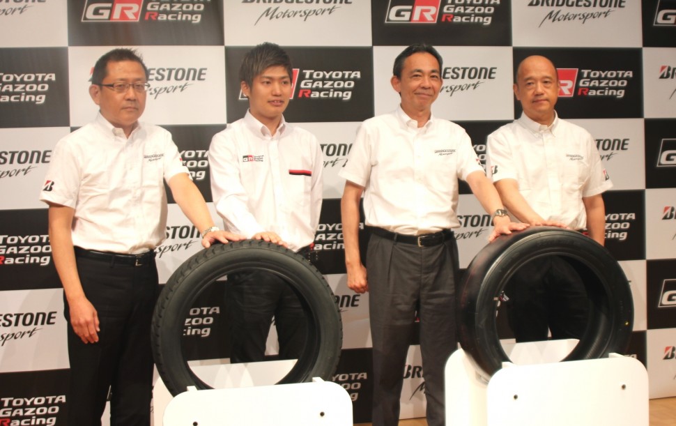 （左から）井出日本直需タイヤ販売第2本部長、大嶋氏、久米モータースポーツ推進本部長、坂野タイヤ開発第2本部長