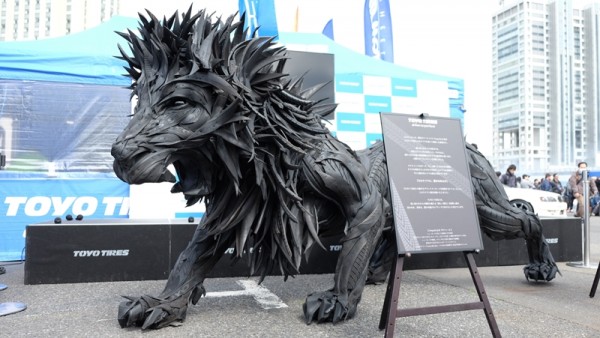 トーヨータイヤブランドのタイヤで制作したライオン像