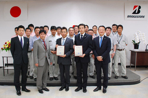 表彰式で（前列左2番目から）GM社濱田泰志グループマネージャー、 岩國工場長、森田課長、田村本部長