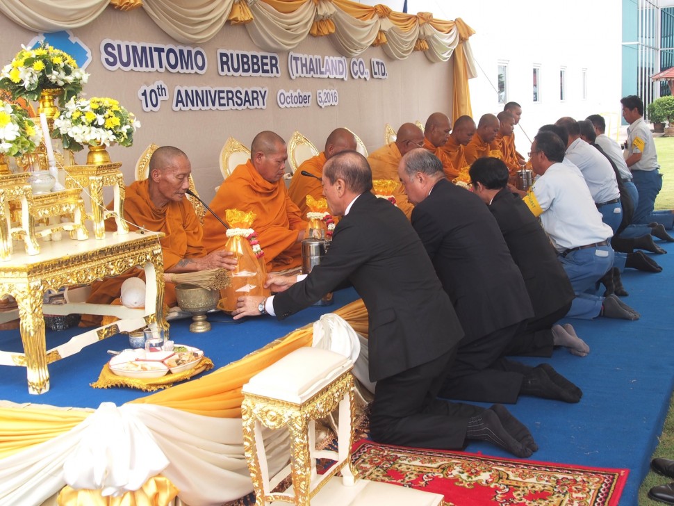 工場で行われた仏教式典