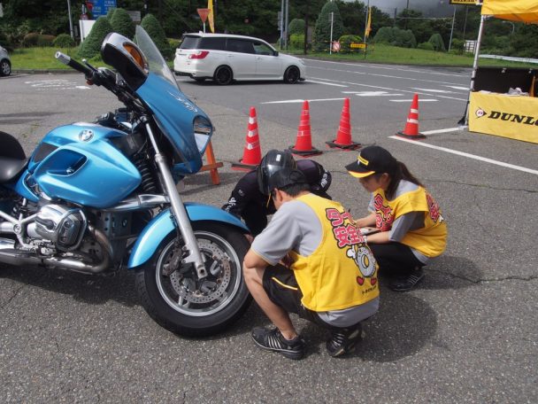 箱根ターンパイク 大観山駐車場でのタイヤ点検
