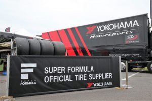 オフィシャルタイヤサプライヤーを務める全日本スーパーフォーミュラ選手権のタイヤサービスブース